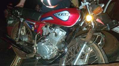 MOTOCICLISTA CHOCÓ CONTRA ÓMNIBUS ESTACIONADO