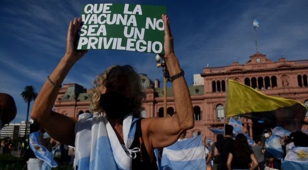 Argentinos protestan contra el Gobierno por el escándalo de las vacunas VIP