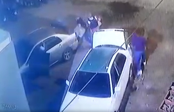 Delincuentes persiguen y roban mercaderías trasportadas en un taxi