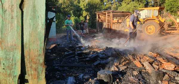 BOMBEROS DE LA PAZ SOFOCAN INCENDIO EN HOHENAU 4