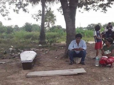 Así  viajó con el cajón de su mamá por  3 días