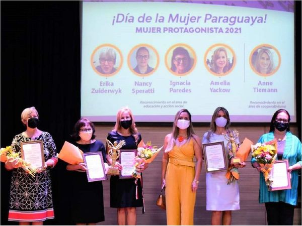 Entregan reconocimientos a mujeres protagonistas