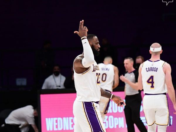 Triple celebración de James, con su partido 1.300, triunfo y liderato