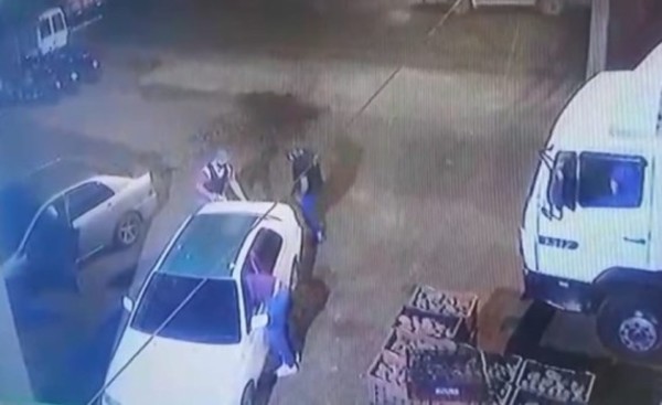 Despojan de mercaderías a taxista tras persecución