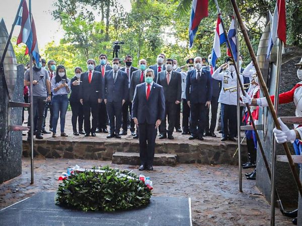 Mario Abdo rinde honores a los caídos en una "guerra injusta"