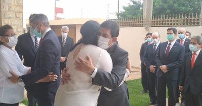 La Nación / Mandatario visitó a la familia de Roberto Acevedo