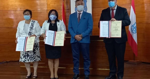 La Nación / Junta Municipal de Asunción rinde homenaje y premia a héroes de blanco