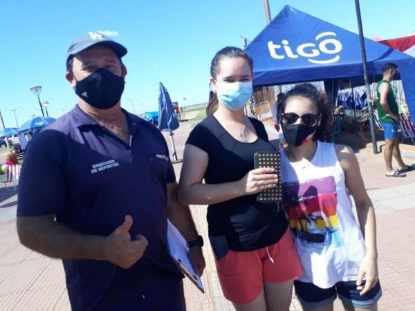 Encontró y devolvió billetera en una playa de Encarnación