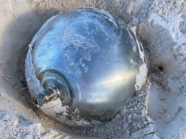 Encuentran una misteriosa bola de metal cubierta con un texto en ruso (FOTO)