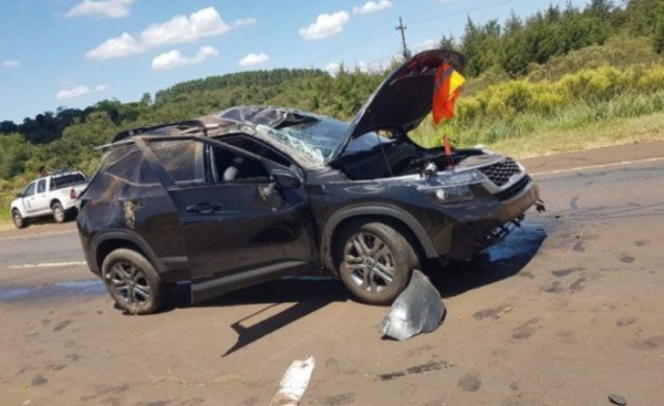 Carga de soja se desparramó en la ruta y causó vuelco de vehículo