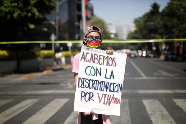 Protestan contra una aerolínea mexicana por no contratar a joven con VIH - MarketData