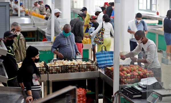La mayoría de cubanos no llega a fin de mes pese a los nuevos salarios, según un sondeo - MarketData