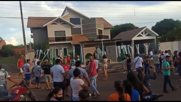 Escracharon a brasileña que quiso prohibir a sus empleados que hablen guaraní - Megacadena — Últimas Noticias de Paraguay