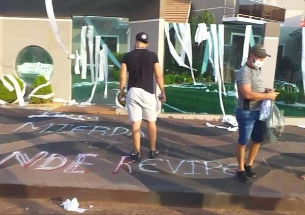 Crónica / (VIDEO) Feroz escrache a empresaria rapai anti guaraní