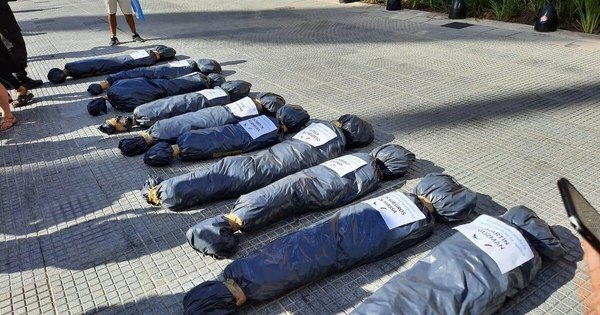 La Nación / Repudian en Argentina la exhibición de bolsas mortuorias en marcha opositora