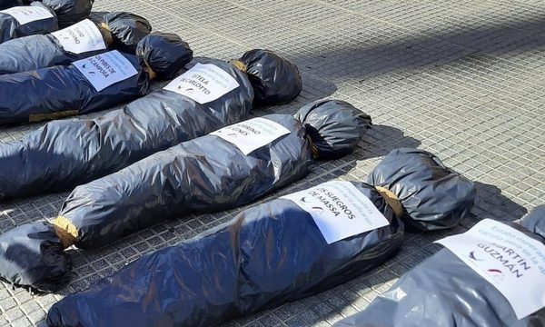 Repudian la exhibición de bolsas mortuorias en protesta en Argentina