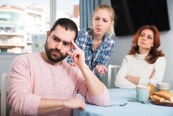 Crónica / “Mis suegros hacen de todo para separarnos”