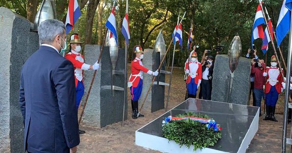 La Nación / Abdo rinde homenaje a los héroes en Cerro Corá