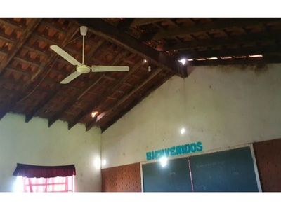 Padres urgen  que se repare   techo de aula