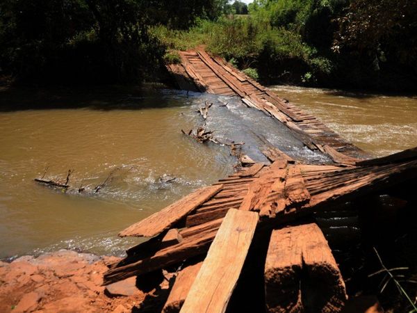 Los Aché quedan aislados tras caída del puente sobre el arroyo Ñacunday