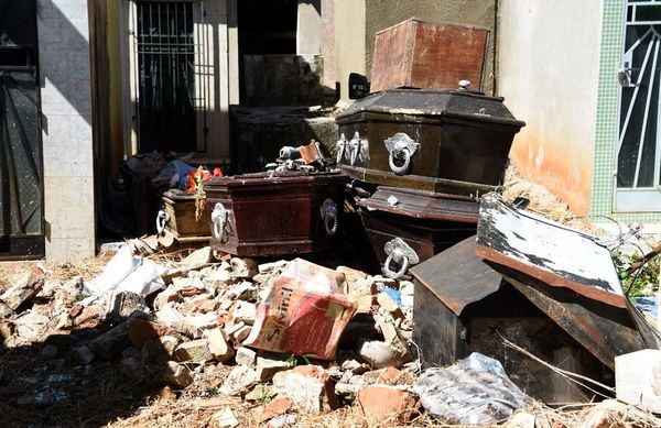 Ataúdes amontonados, malezas y obras con medio año de atraso - Nacionales - ABC Color