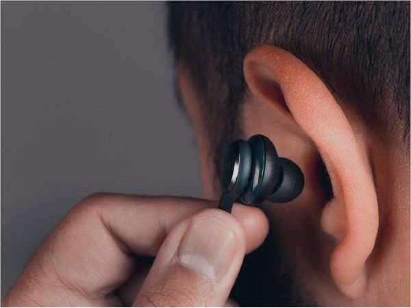 1.100 millones de personas en riesgo de perder audición