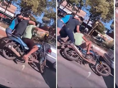 Conductor a los golpes con una pareja de motociclistas