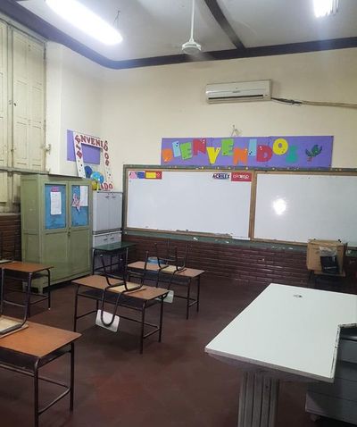 Clases no se inician porque docentes están en movilización y ministro anuncia descuento  - Nacionales - ABC Color