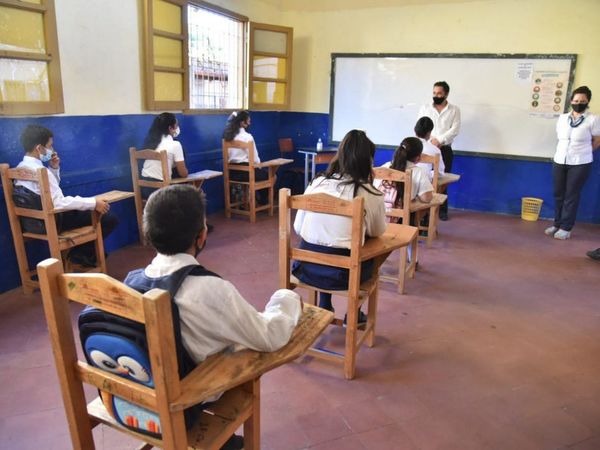 Clases presenciales vuelven tras 11 meses en medio de críticas