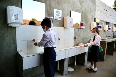 Entre manifestaciones y emociones inician las clases en Paraguay