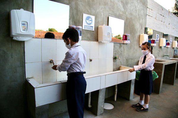 Entre manifestaciones y emociones inician las clases en Paraguay