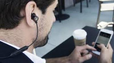 Personas en riesgo de perder audición por usar auriculares – Prensa 5
