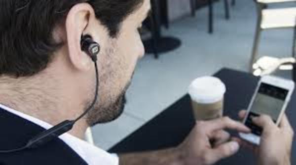 Personas en riesgo de perder audición por usar auriculares – Prensa 5