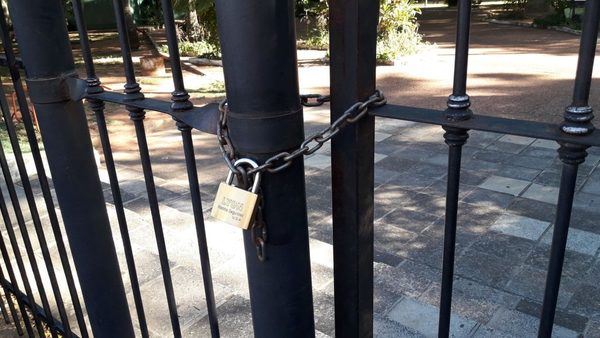 Intendente cerró con candado Plaza Uruguaya y docente lo trató de “maricón” - ADN Digital