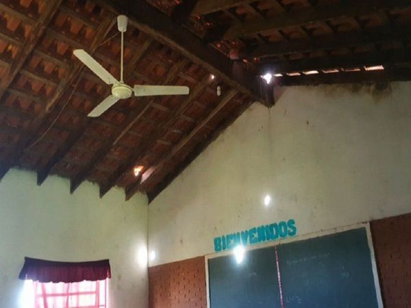 Horqueta: Padres urgen que se repare techo de aula