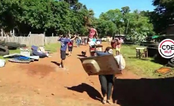 Desalojan a 70 familias y detienen a abogado Gill López