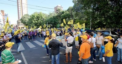 La Nación / Docentes marchan por falta de colegios aptos para recibir a estudiantes en modo COVID