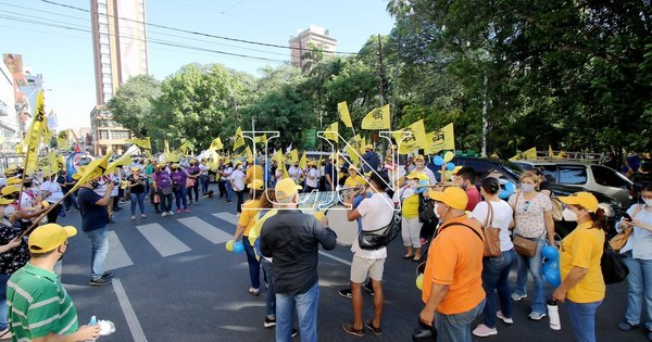 La Nación / Docentes marchan por falta de colegios aptos para recibir a estudiantes en modo COVID