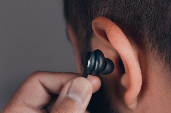 MUNDO | 1.100 millones de personas en riesgo de perder audición por usar auriculares