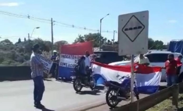 Diario HOY | Encarnacenos cierran ruta y exigen subsidio