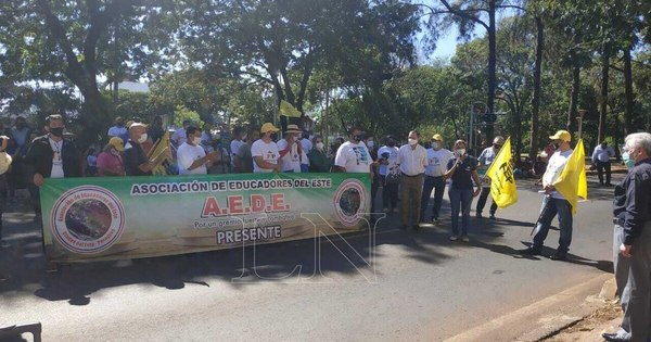 La Nación / Docentes acusan a Petta de “alhaja” y al gobernador de incoherente