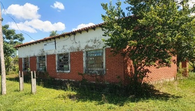 Padres urgen que se repare techo de aula