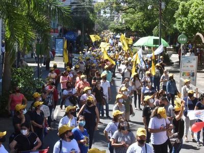 Docentes se movilizan en el día del reinicio de clases
