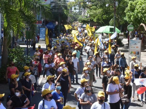 Docentes se movilizan en el día del reinicio de clases