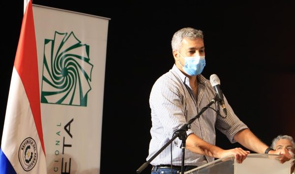 Mario Abdo pide acompañamiento de padres y docentes para que vuelta a clases sea exitosa