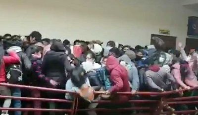 Tragedia en Bolivia: Al menos 5 estudiantes fallecen al caer al vacío tras la rotura de una baranda en una universidad - Megacadena — Últimas Noticias de Paraguay
