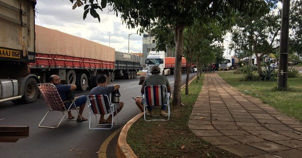 La Nación / Camioneros sitian Encarnación y amenazan con generar caos total por cierre del puerto