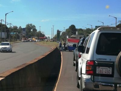 Comerciantes bloquearon ruta PY01 en rechazo a veto presidencial - Nacionales - ABC Color