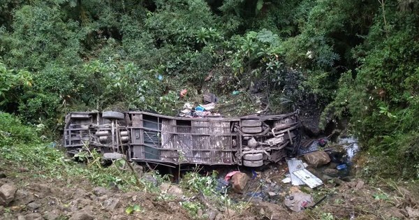 La Nación / Bolivia: al menos 20 muertos y 13 heridos en accidente de autobús