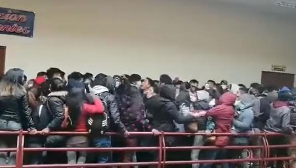 Tragedia en Bolivia: Universitarios mueren tras caer de un cuarto piso